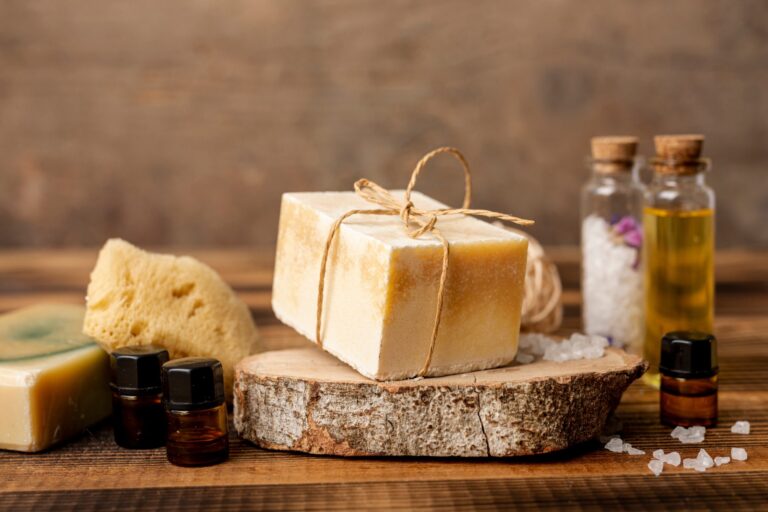 Zakaj so naravna mila boljša od tekočih šamponov?